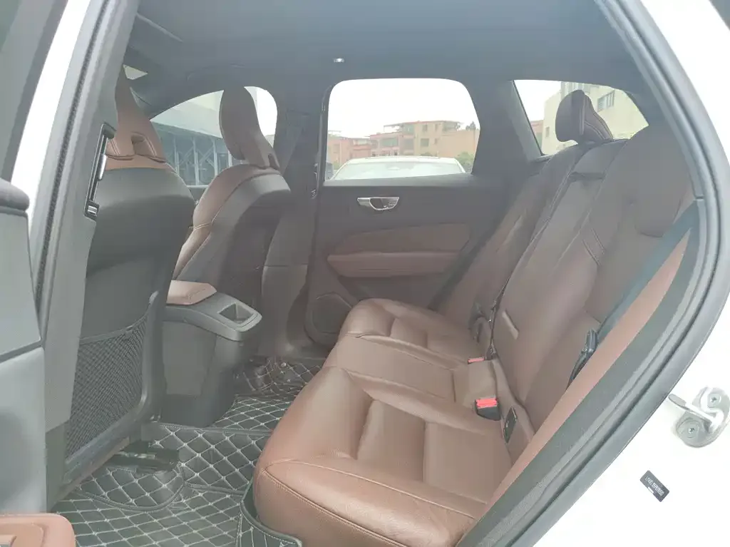 Volvo XC60 2023 из CN, фото 2