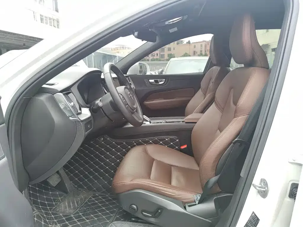 Volvo XC60 2023 из CN, фото 4