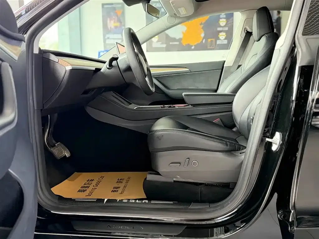 Tesla Model Y — фото 10