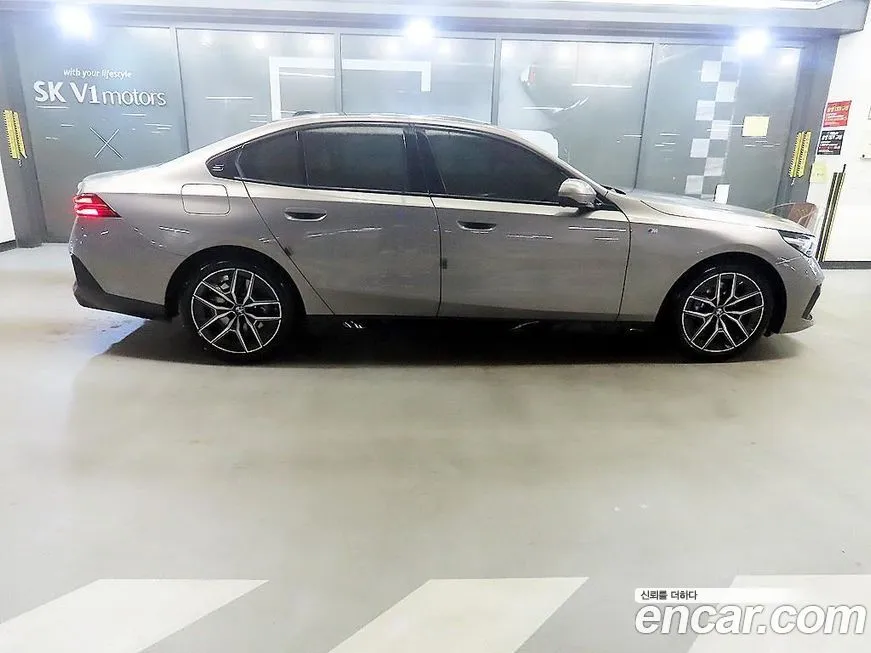 BMW 5-Series 2025 из KR, фото 2