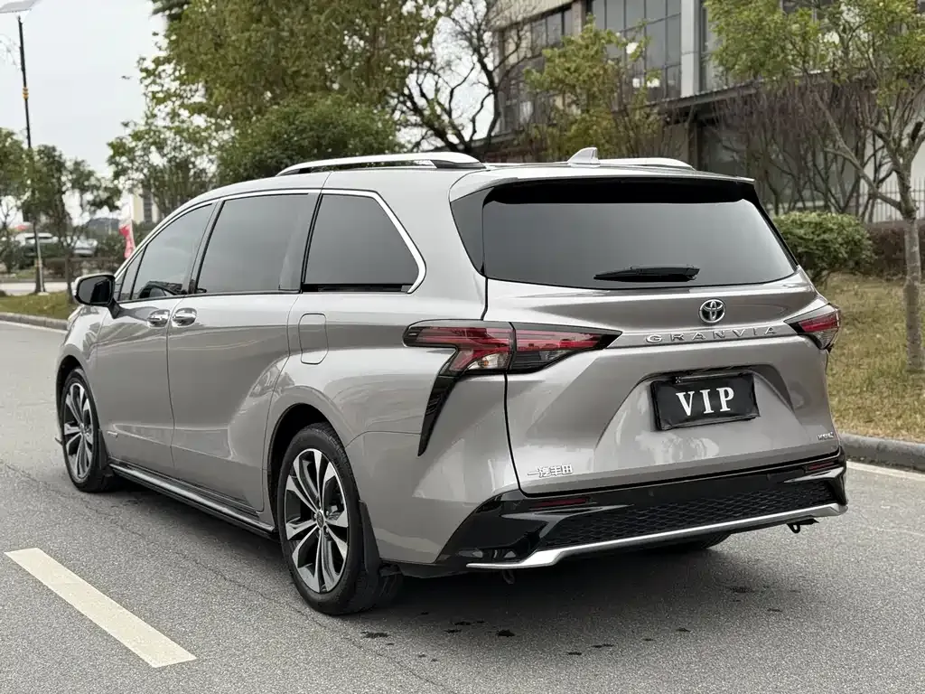 Toyota Granvia — фото 2