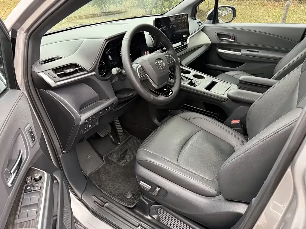 Toyota Granvia — фото 9