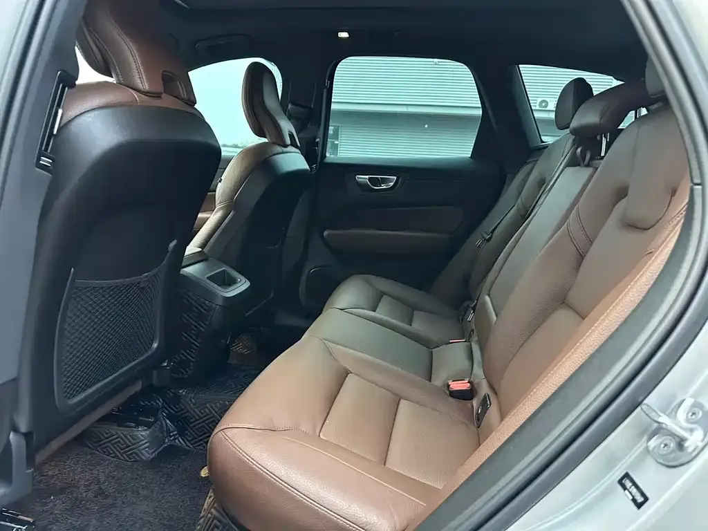 Volvo XC60 — фото 2