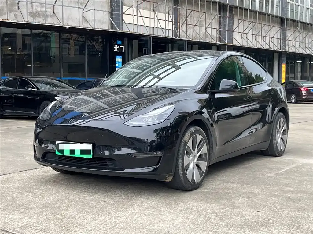 Tesla Model Y — фото 1
