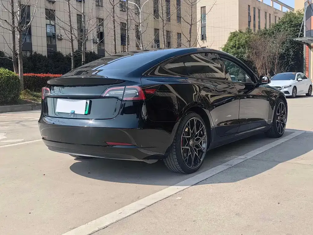Tesla Model 3 — фото 10