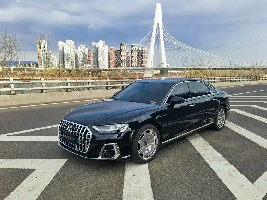 Audi A8 — фото 1