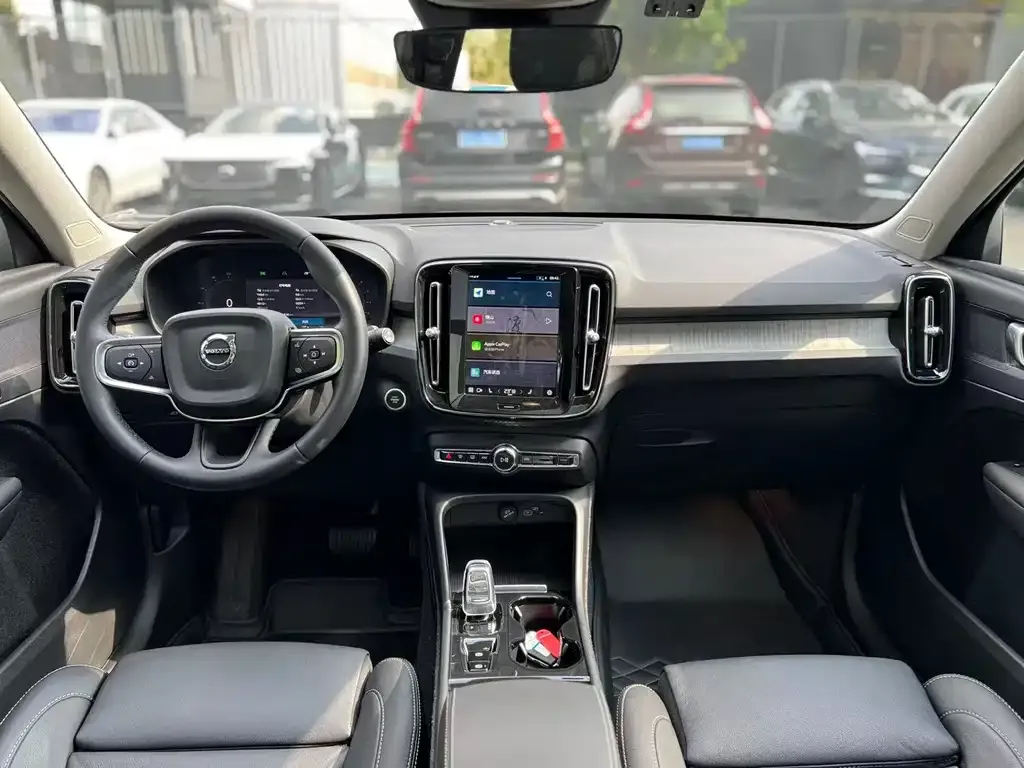 Volvo XC40 — фото 6