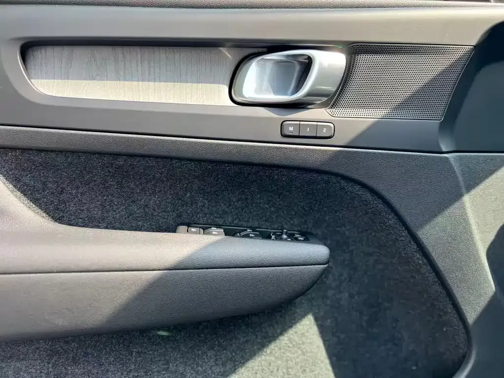 Volvo XC40 — фото 10