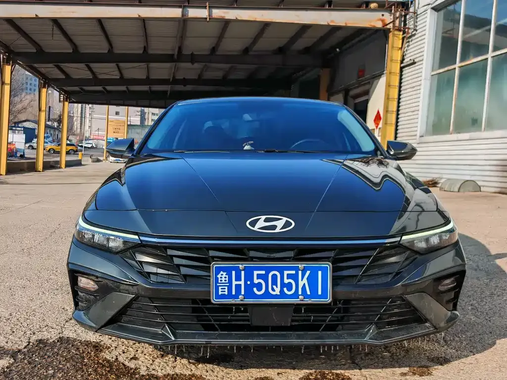 Hyundai Elantra — фото 1