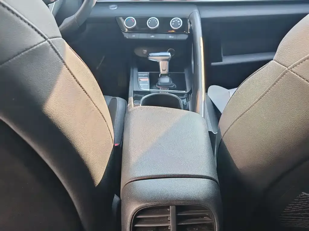 Hyundai Elantra — фото 3