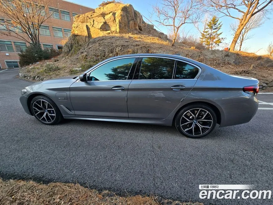 BMW 5-Series — фото 10