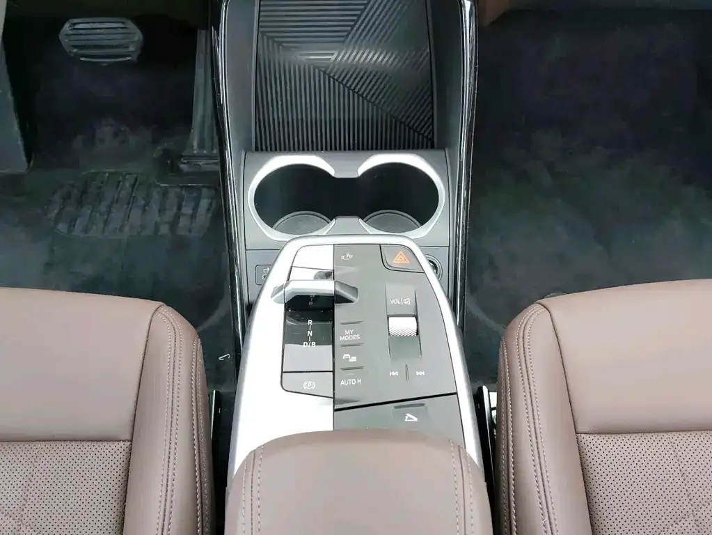 BMW iX1 2025 из CN, фото 9