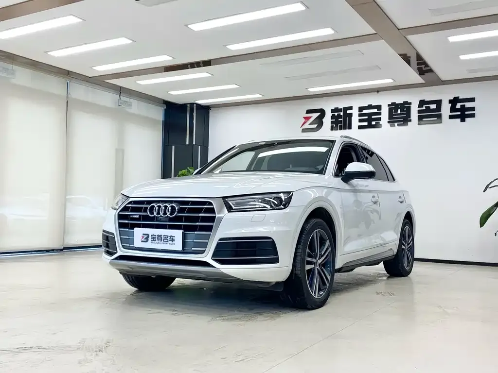 Audi Q5L — фото 1