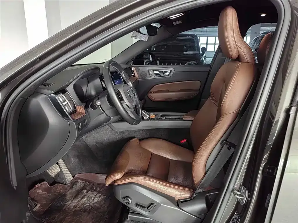 Volvo XC60 — фото 10