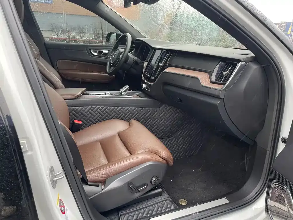 Volvo XC60 PHEV 2021 из CN, фото 4