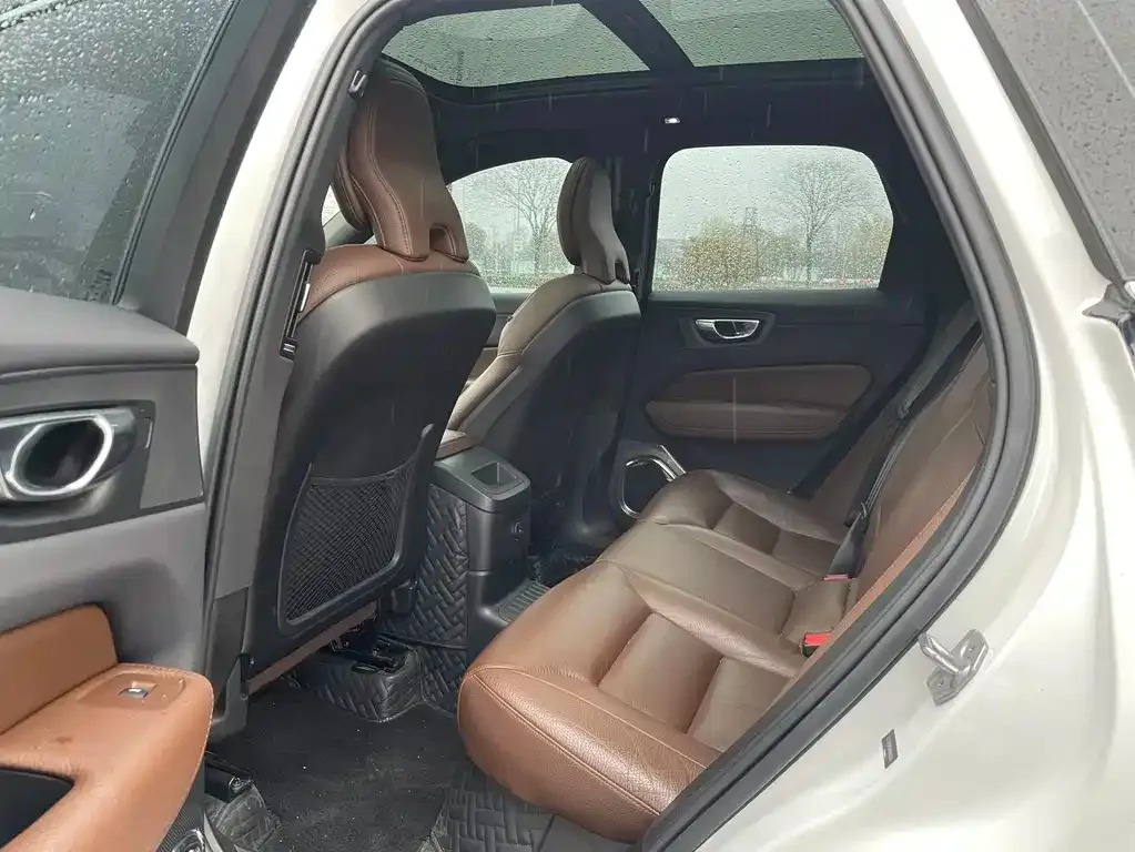 Volvo XC60 PHEV 2021 из CN, фото 3