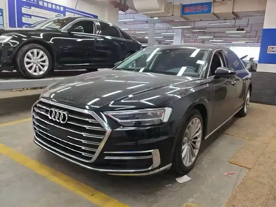 Audi A8 — фото 1