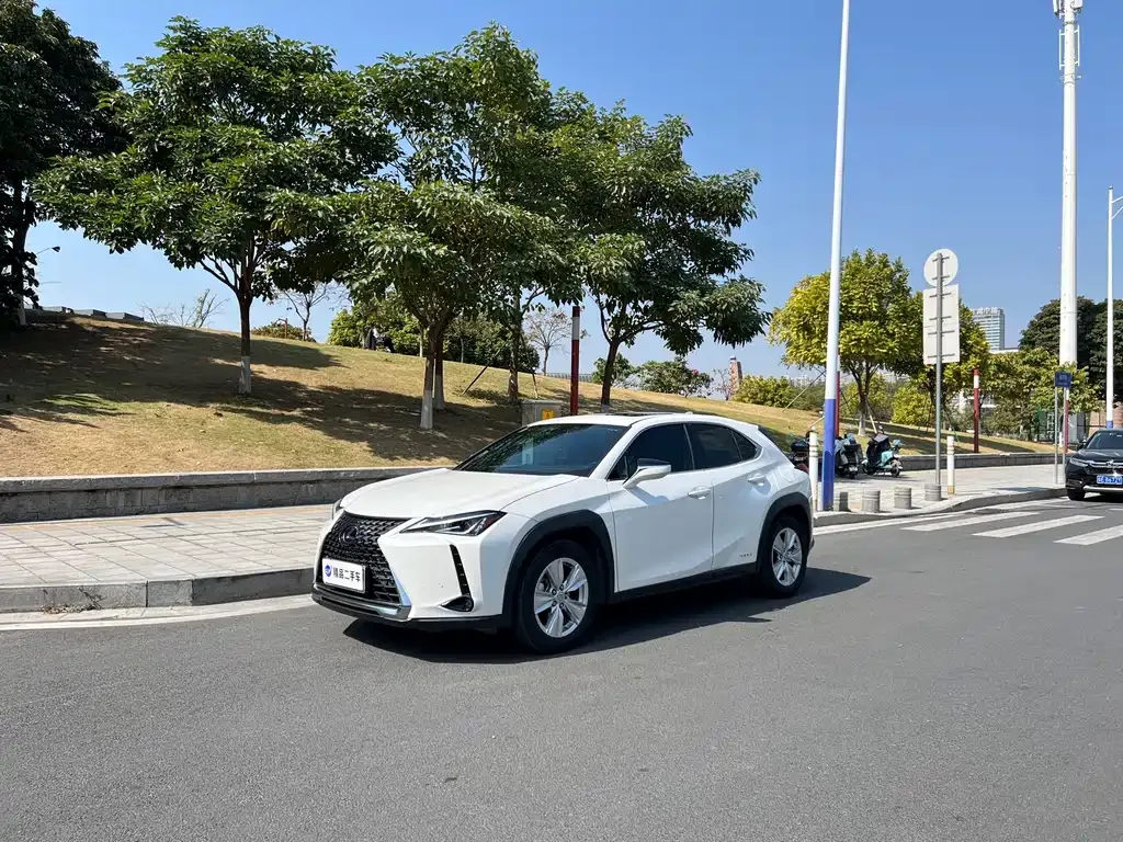 Lexus UX — фото 1