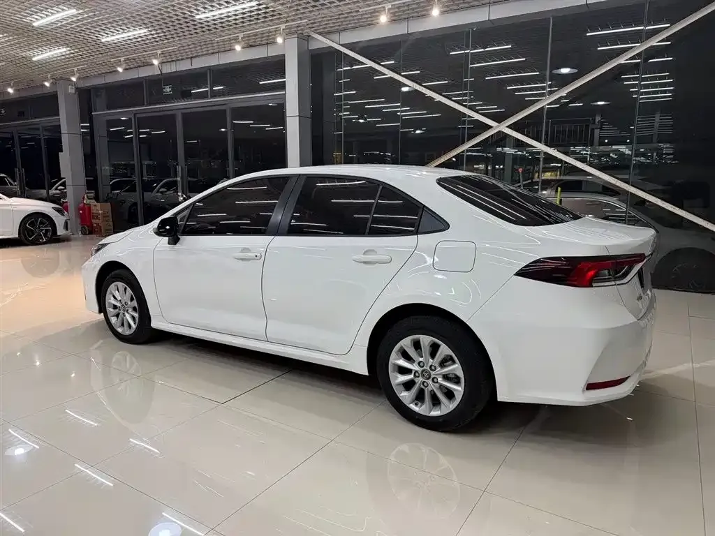 Toyota Corolla — фото 7