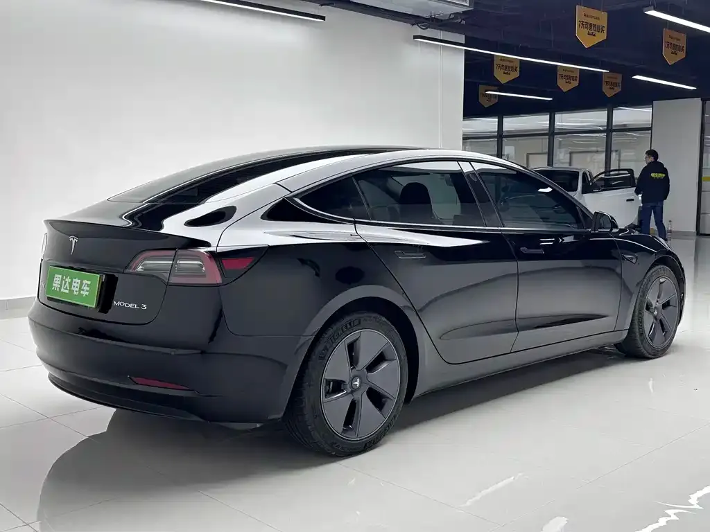 Tesla Model 3 — фото 5