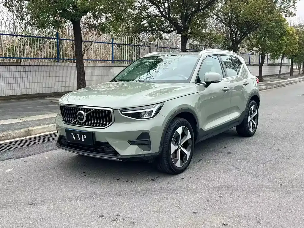 Volvo XC40 — фото 1