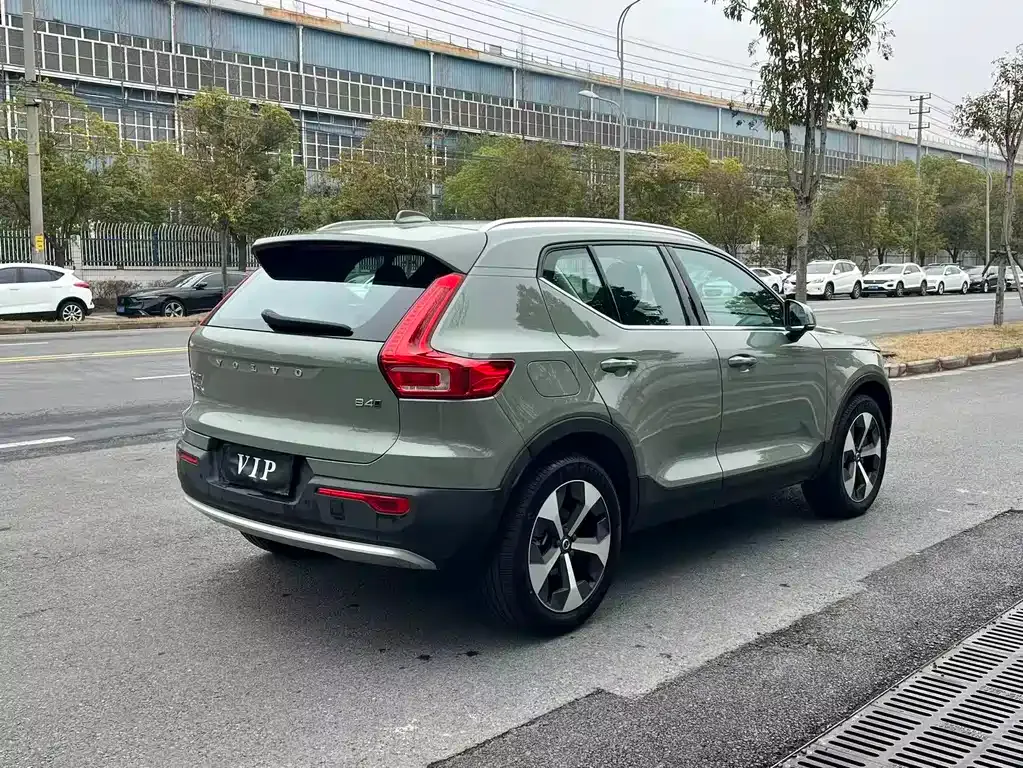 Volvo XC40 — фото 8