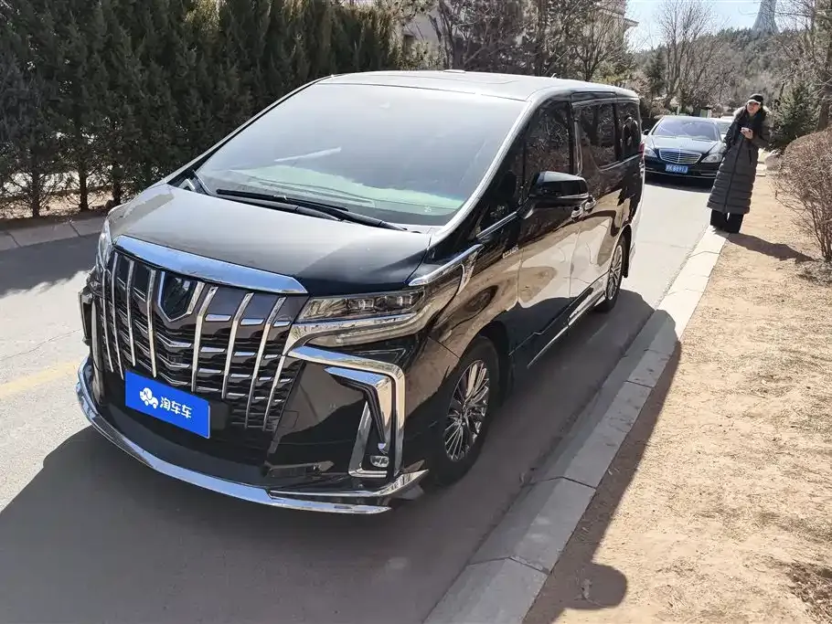 Toyota Alphard — фото 1