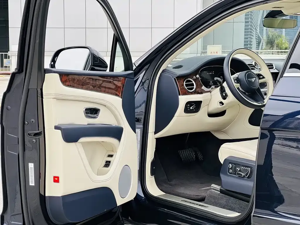 Bentley Bentayga 2023 из CN, фото 4