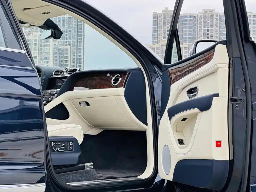 Bentley Bentayga 2023 из CN, фото 6