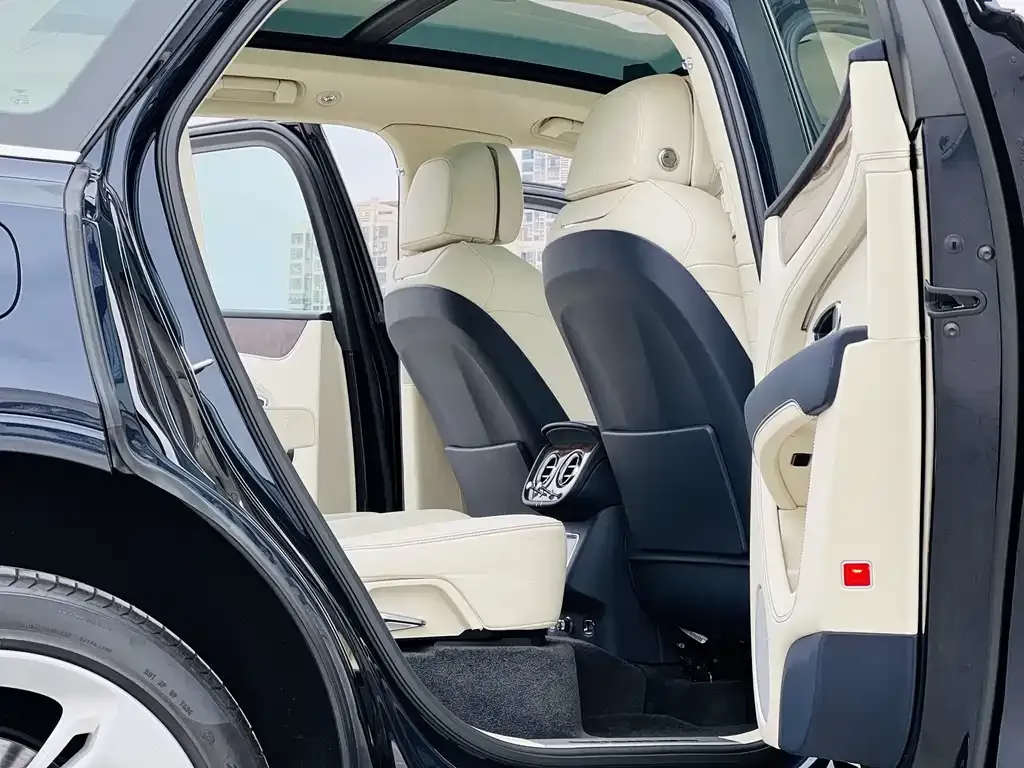 Bentley Bentayga 2023 из CN, фото 9