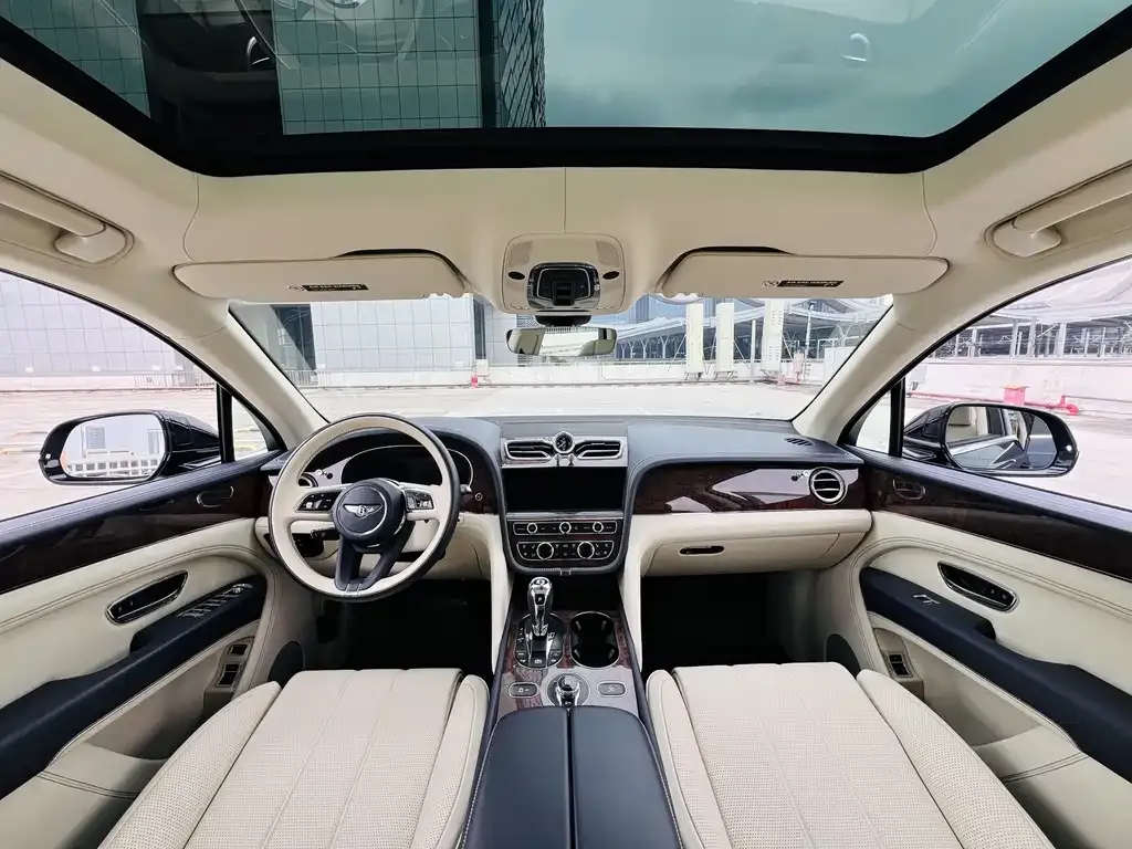 Bentley Bentayga 2023 из CN, фото 10