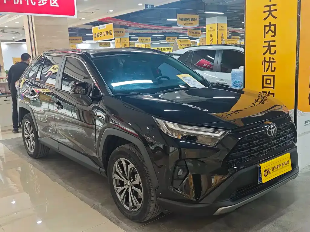 Toyota RAV4 — фото 1