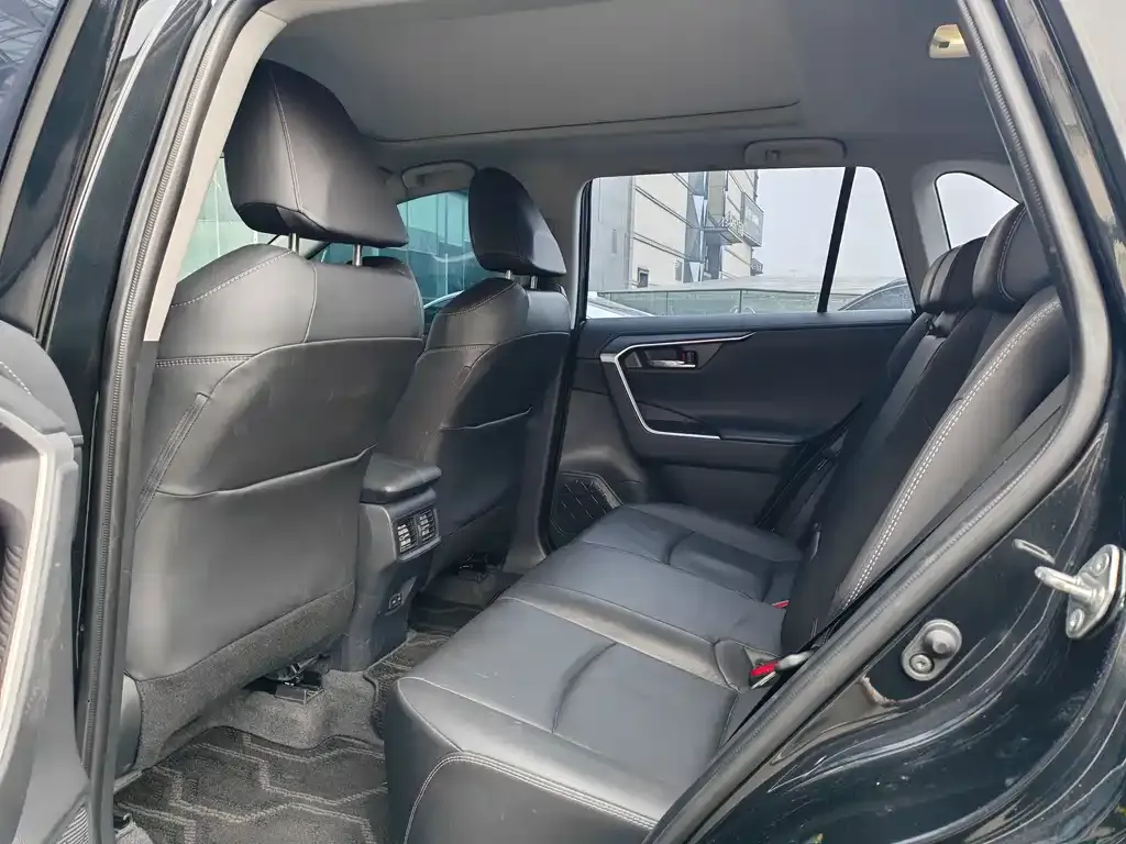 Toyota RAV4 — фото 6