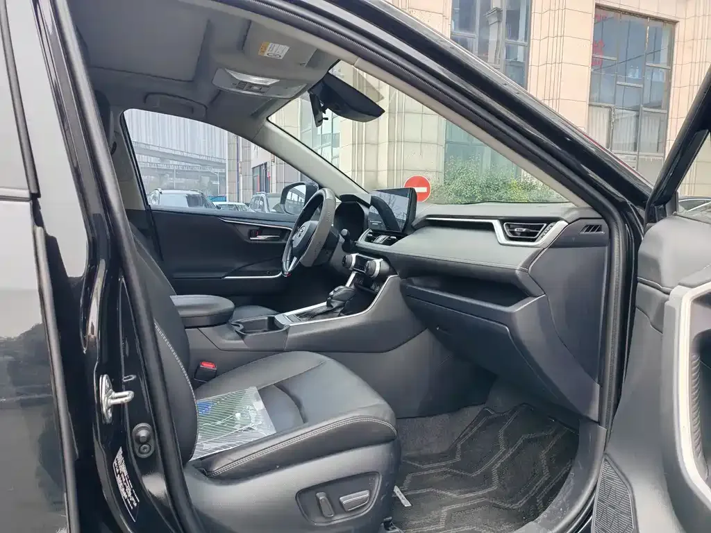 Toyota RAV4 — фото 3