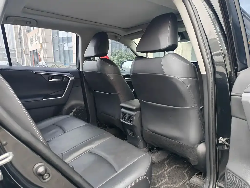 Toyota RAV4 — фото 7