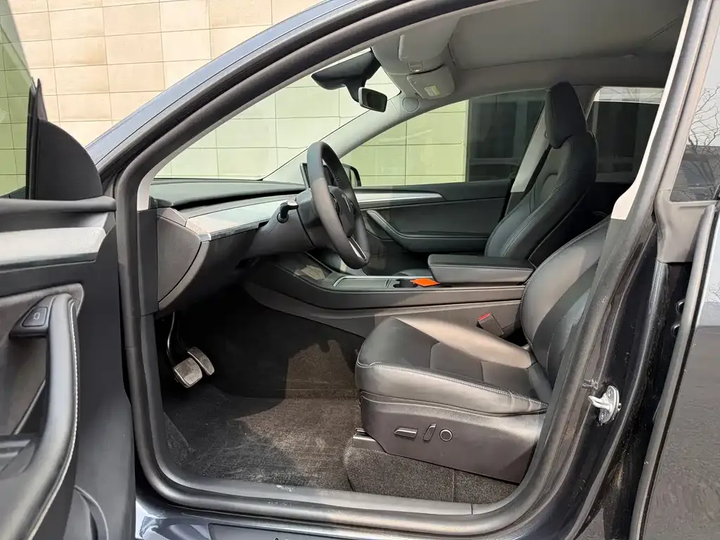 Tesla Model Y — фото 10
