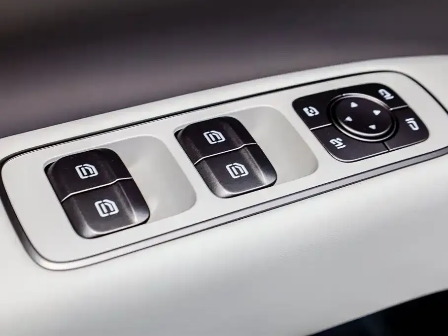 Li Auto i8 — фото 2