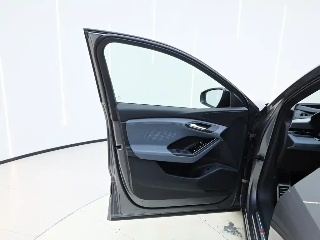 Audi Q6L e-tron — фото 10
