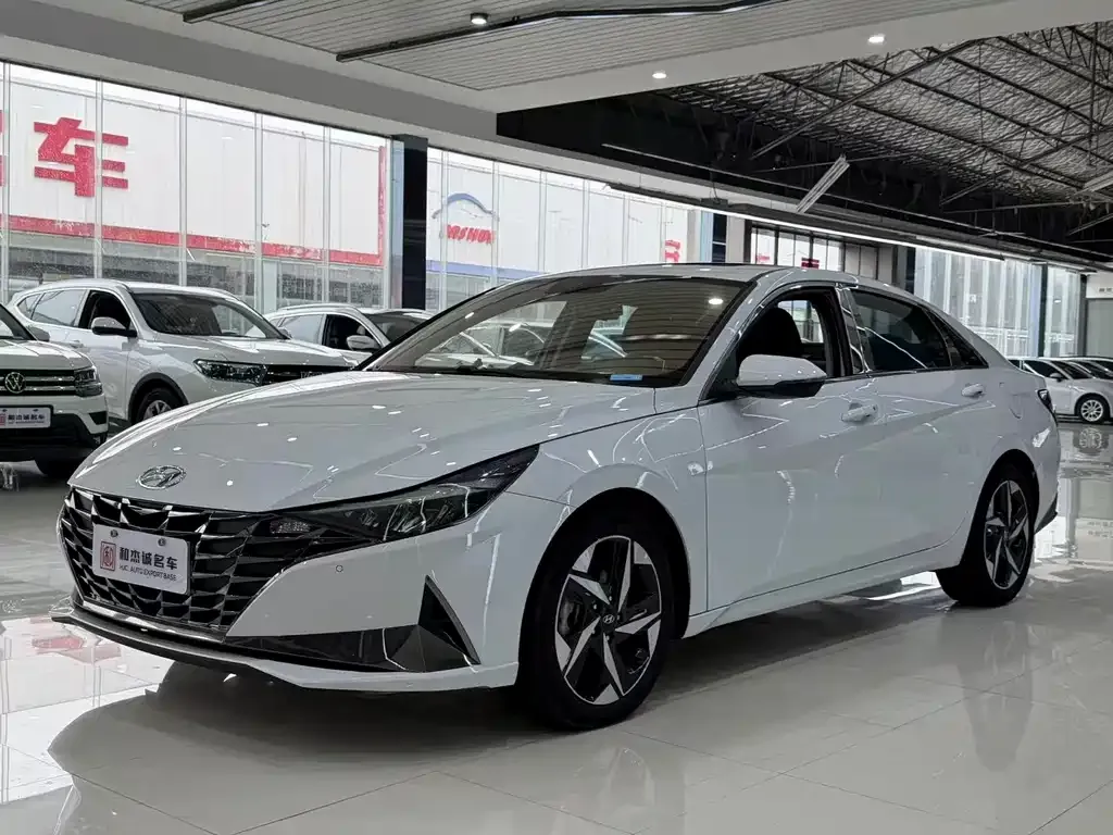 Hyundai Elantra — фото 1