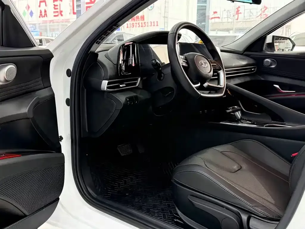 Hyundai Elantra — фото 3