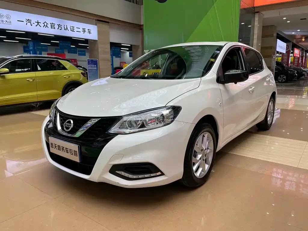 Nissan Tiida — фото 1