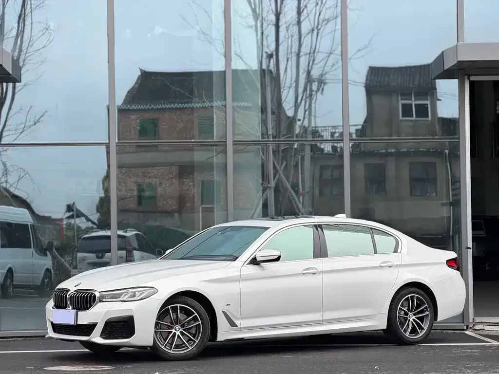 BMW 5 Series — фото 1