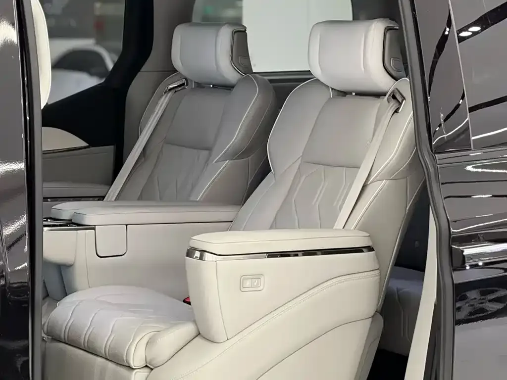 Volvo EM90 2025 из CN, фото 5
