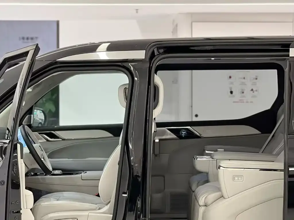 Volvo EM90 2025 из CN, фото 8