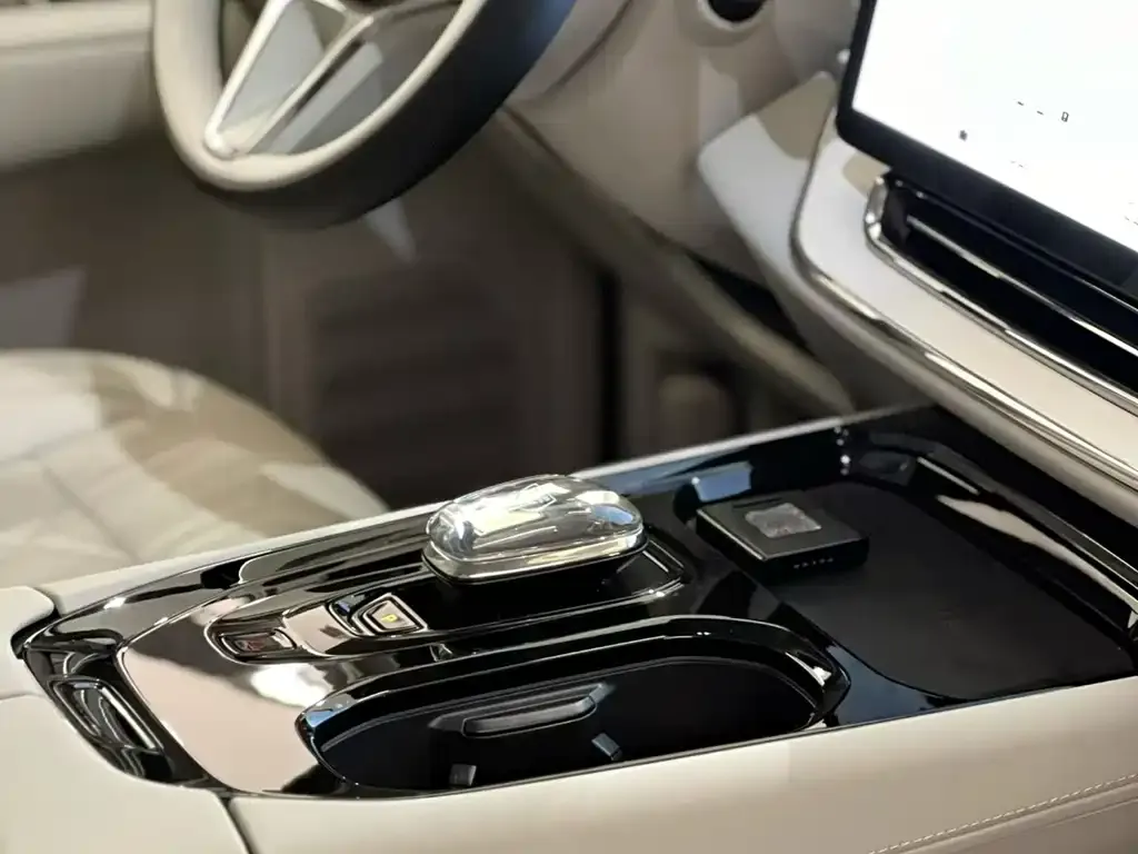 Volvo EM90 2025 из CN, фото 7