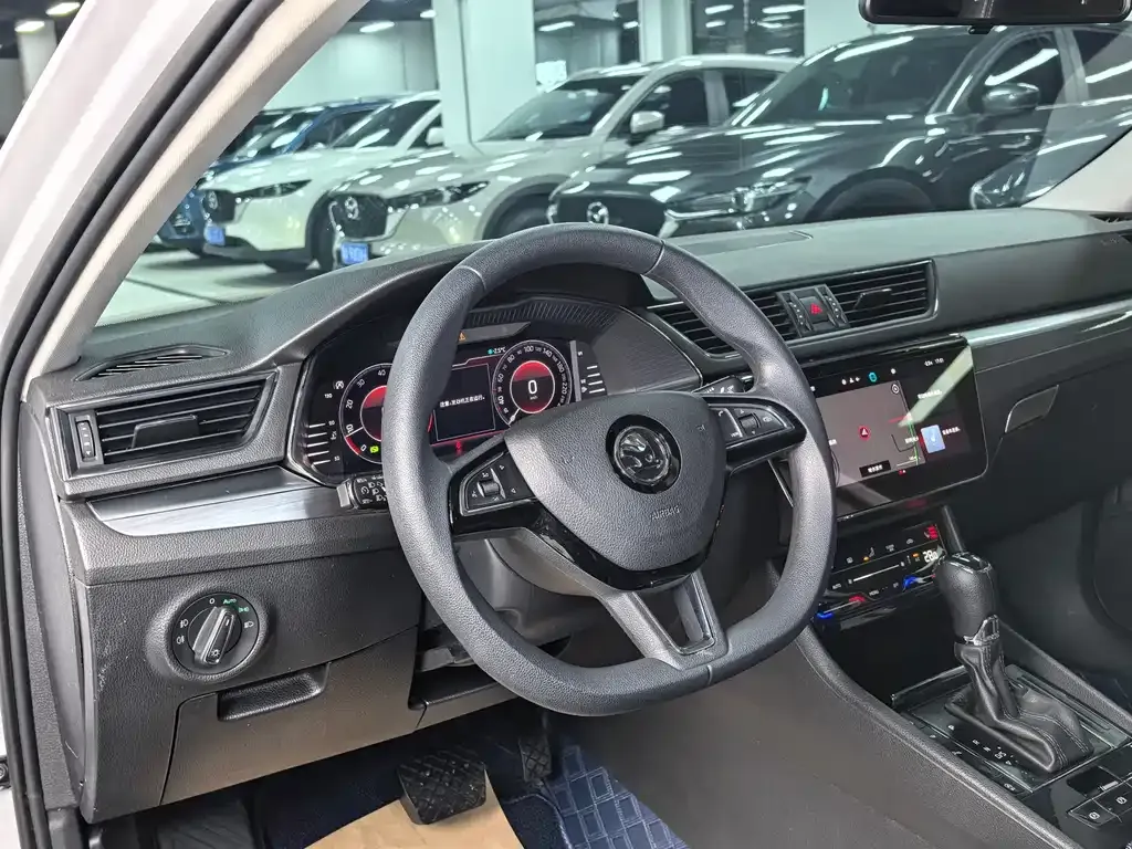 Skoda Superb — фото 9