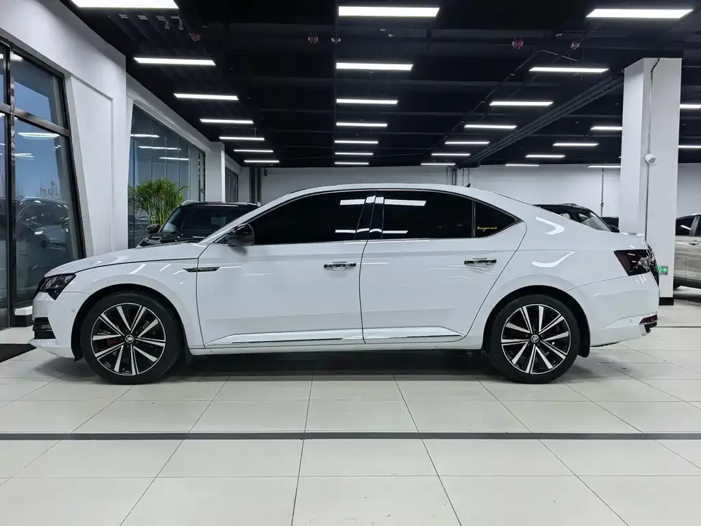 Skoda Superb — фото 2