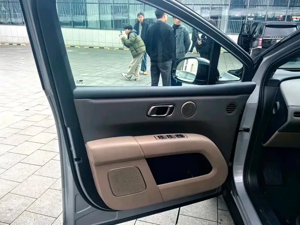 Li Auto i6 — фото 4