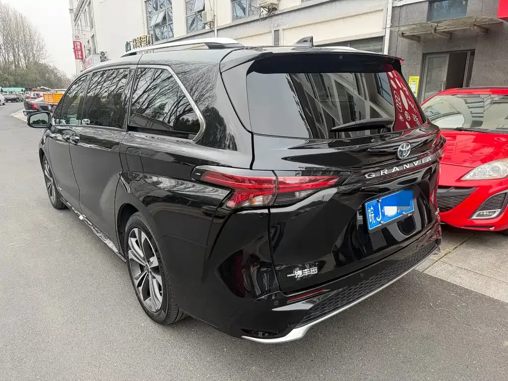 Toyota Granvia — фото 4