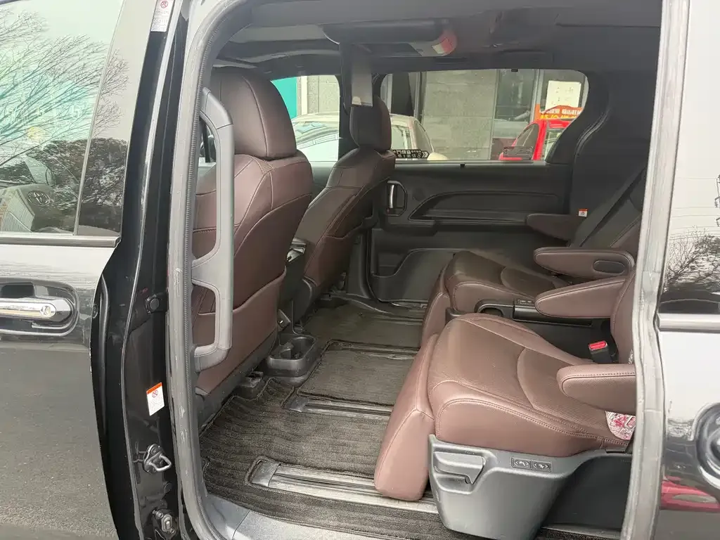 Toyota Granvia — фото 7